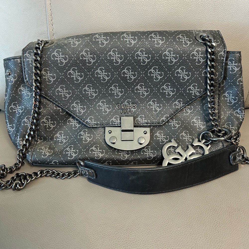 Guess purse! Medium sized purse! Matching wallet listed
